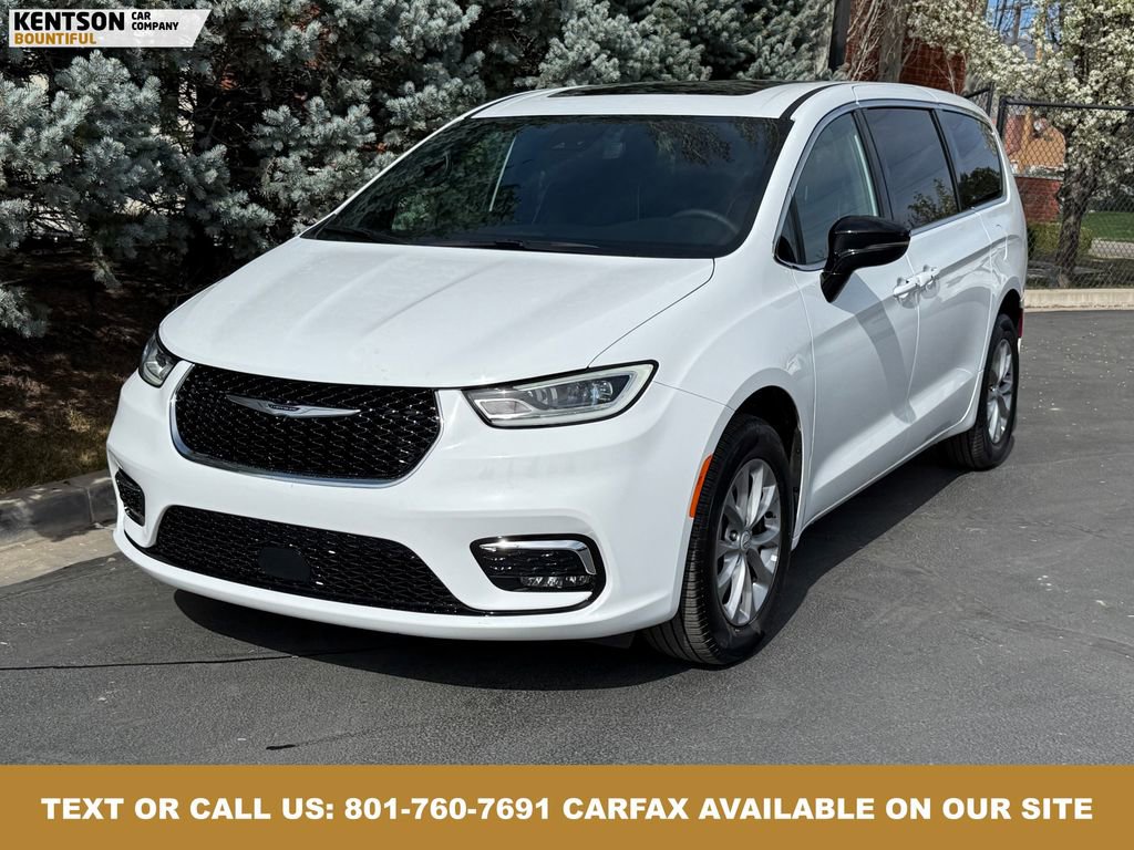 Used 2026 Chrysler Pacifica Limited image 3