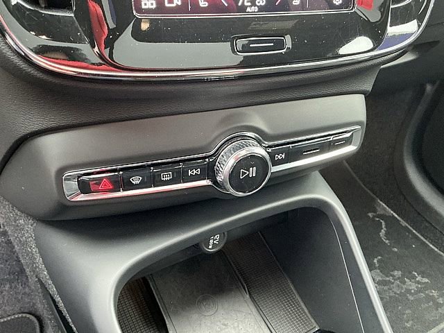 Certified 2025 Volvo XC40 B5 Plus image 25