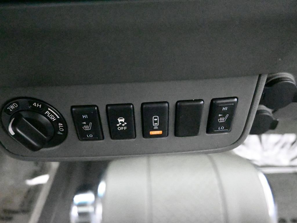 Used 2014 Nissan Frontier SL w/ SL Moonroof Package image 23