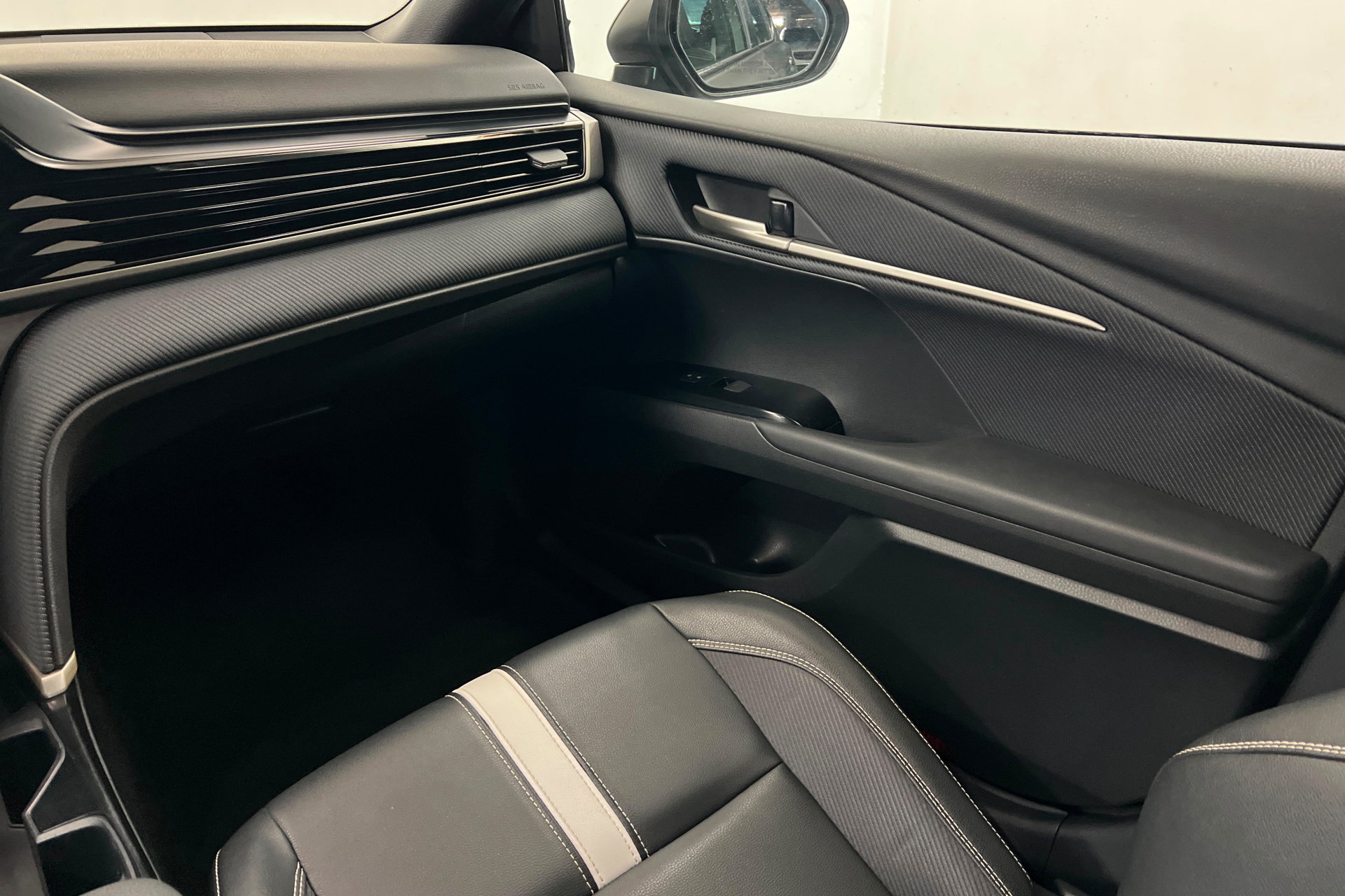 Used 2025 Toyota Camry SE FWD image 11