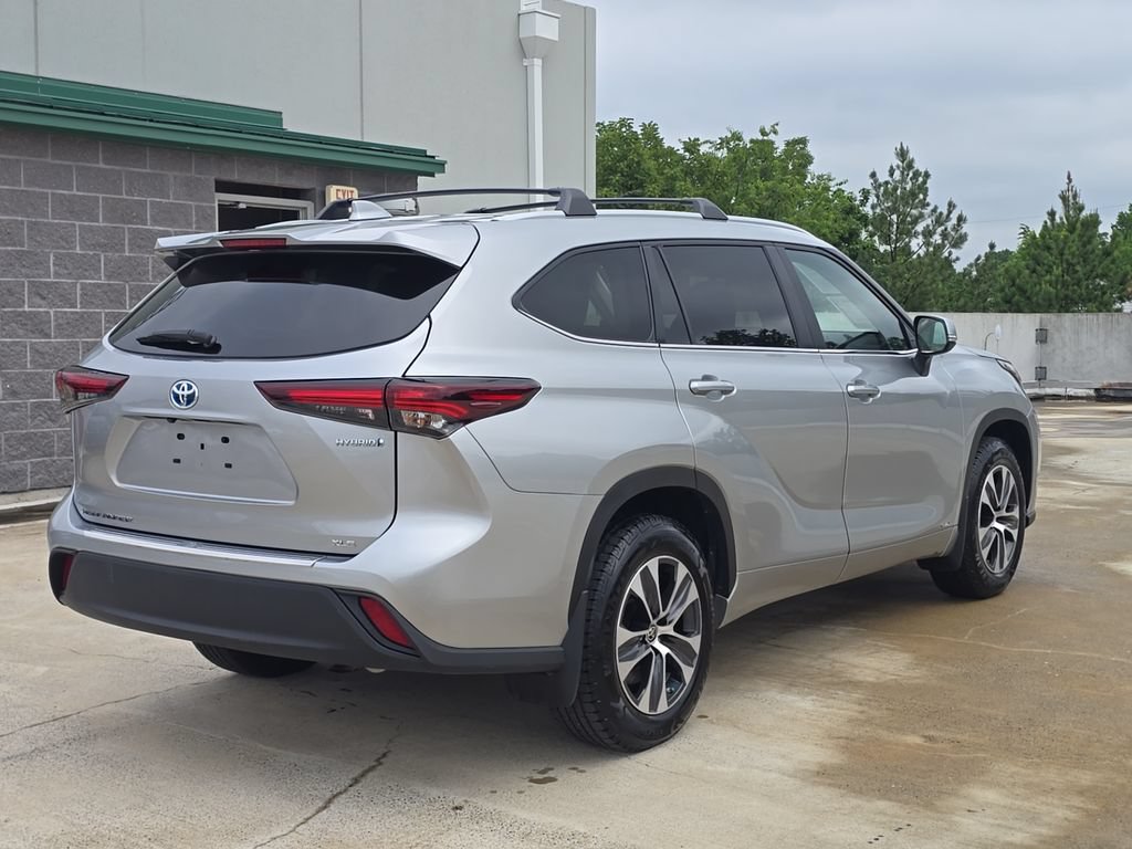 Used 2024 Toyota Highlander XLE AWD/4WD image 4