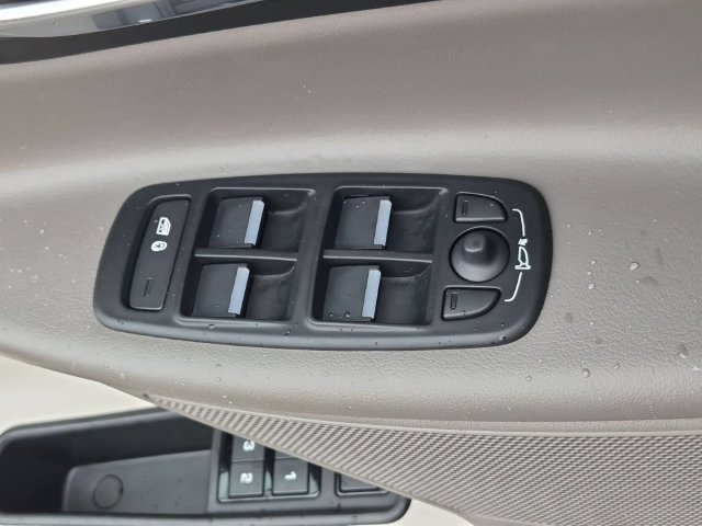 Used 2018 Jaguar XE Premium AWD/4WD image 16