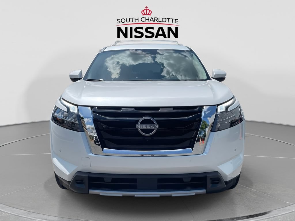 Used 2025 Nissan Pathfinder SL FWD image 2