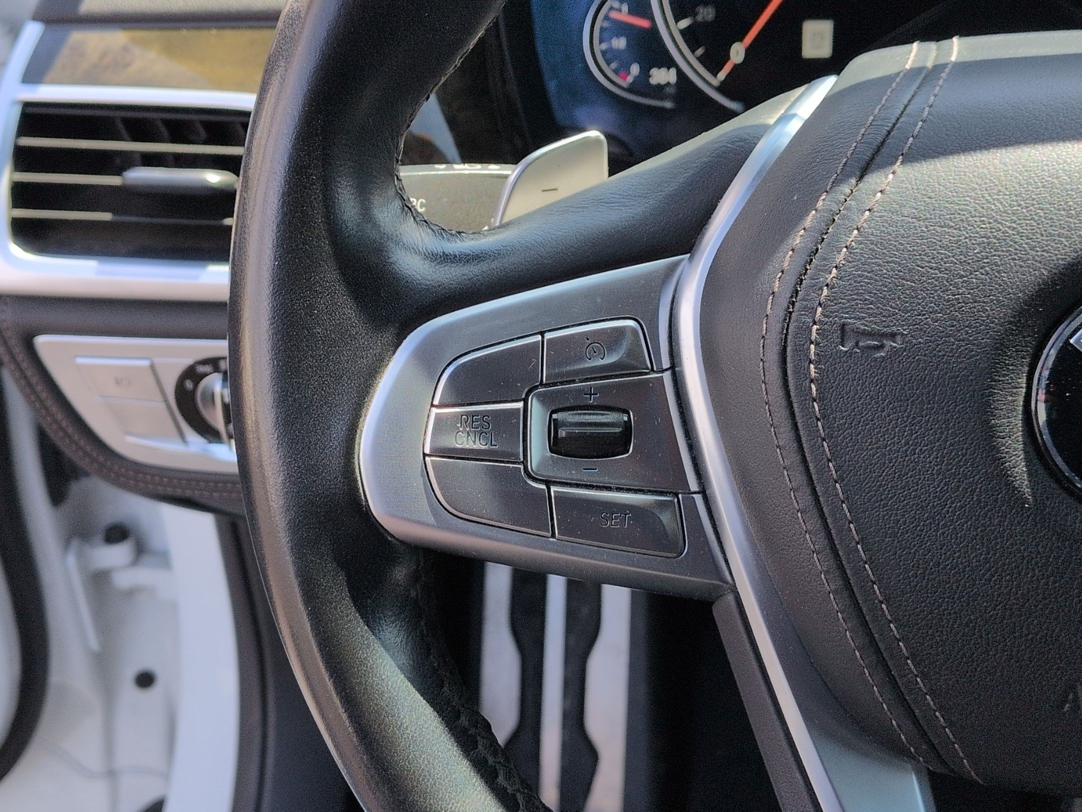 Used 2019 BMW 750i w/ M Sport Package RWD image 19