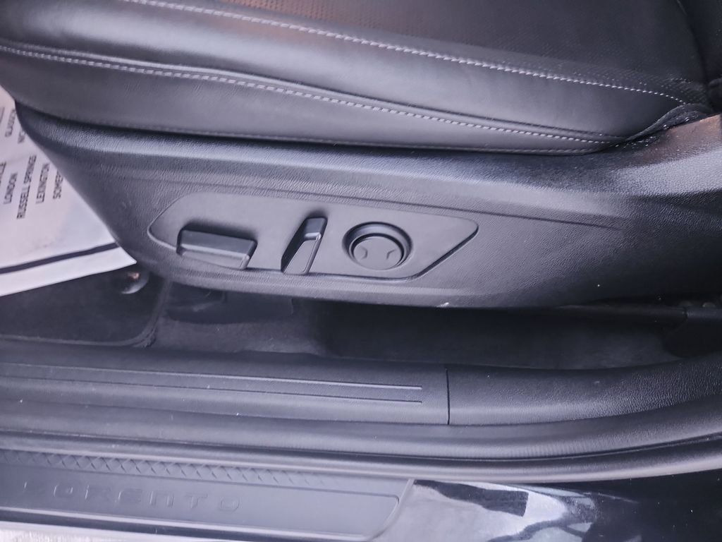 Used 2025 Kia Sorento S image 12