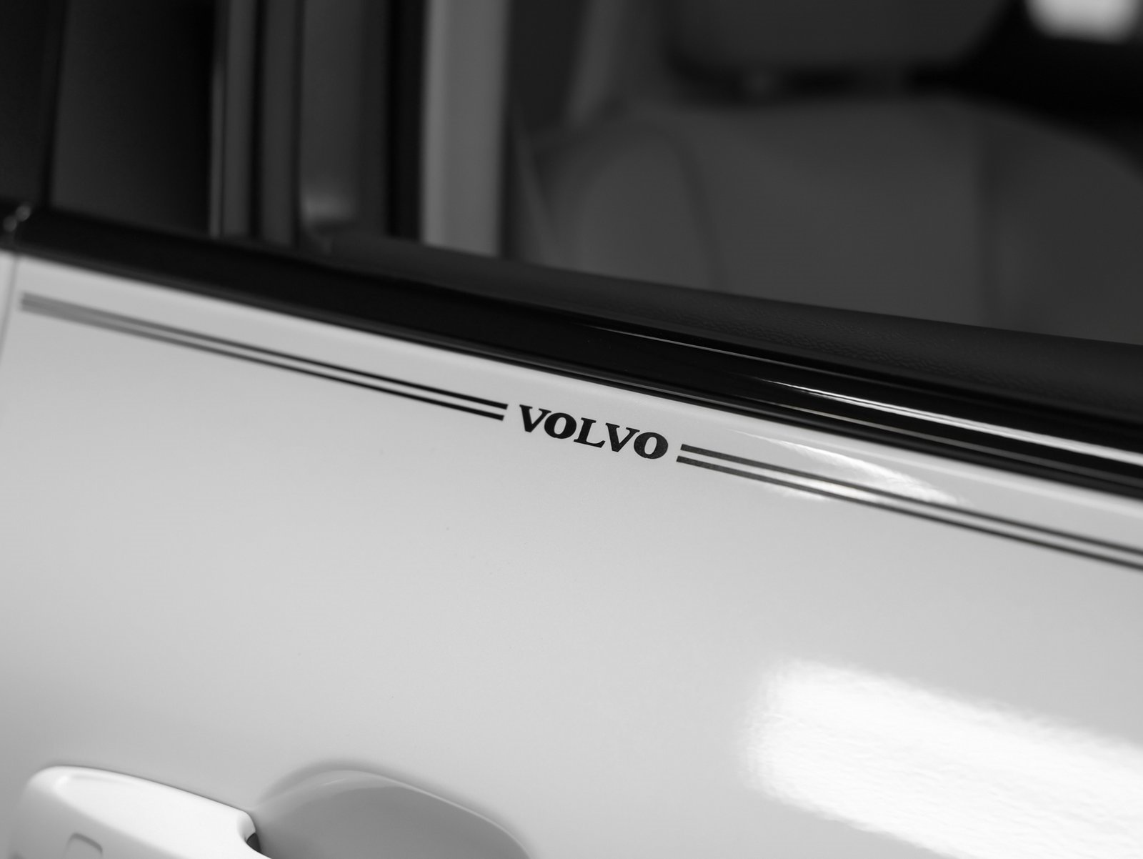 Used 2025 Volvo XC60 B5 Plus w/ Protection Package Premier image 14