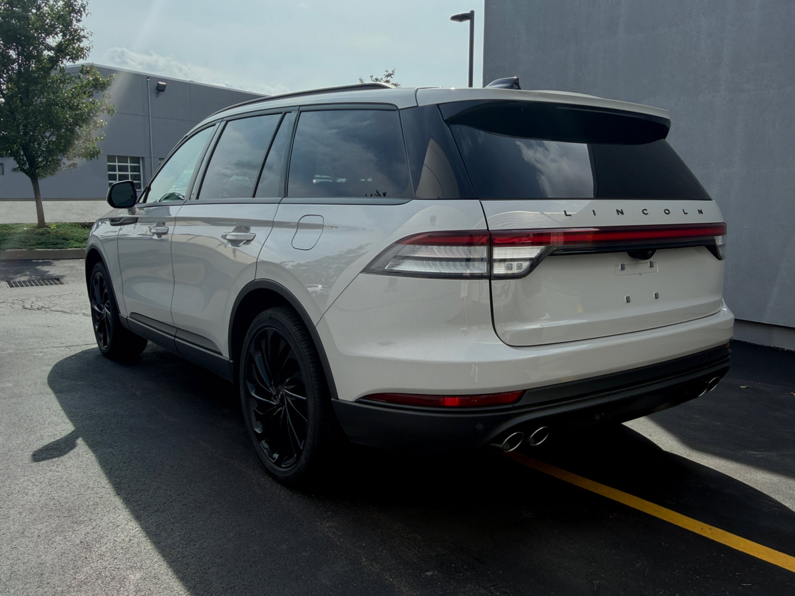 Used 2025 Lincoln Aviator Reserve w/ Equipment Group 201A AWD/4WD image 3