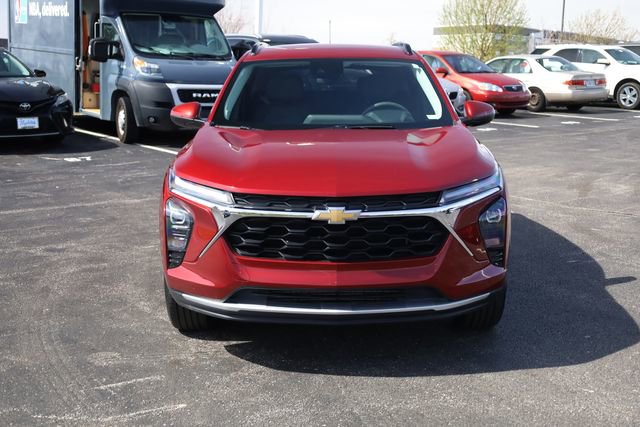 Used 2025 Chevrolet Trax LT FWD image 3