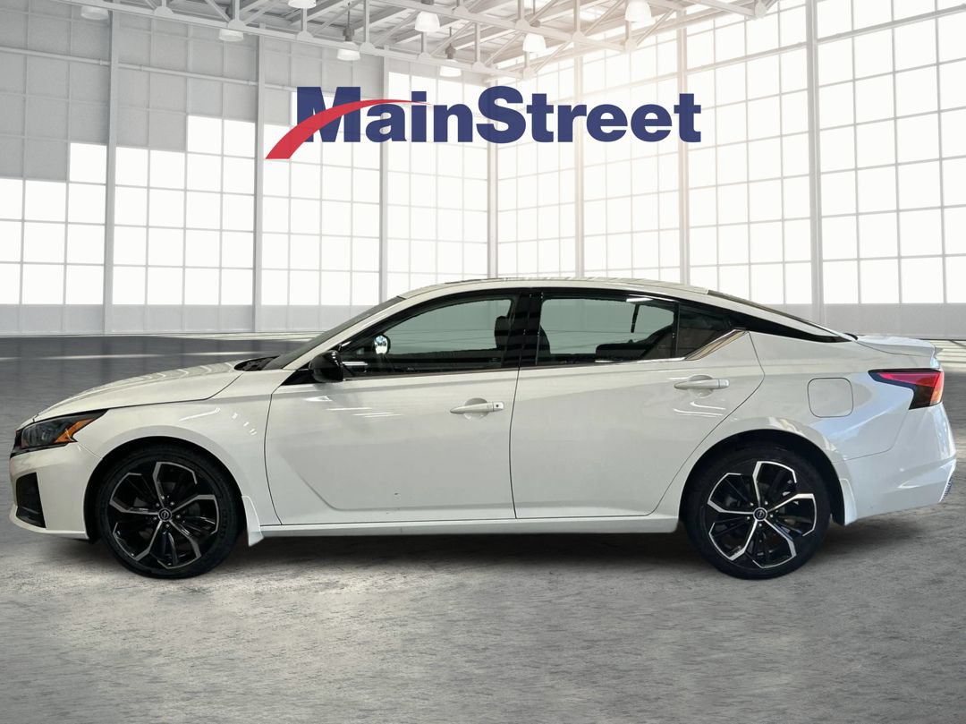 Used 2023 Nissan Altima 2.5 SR w/ SR Premium Package AWD/4WD image 2