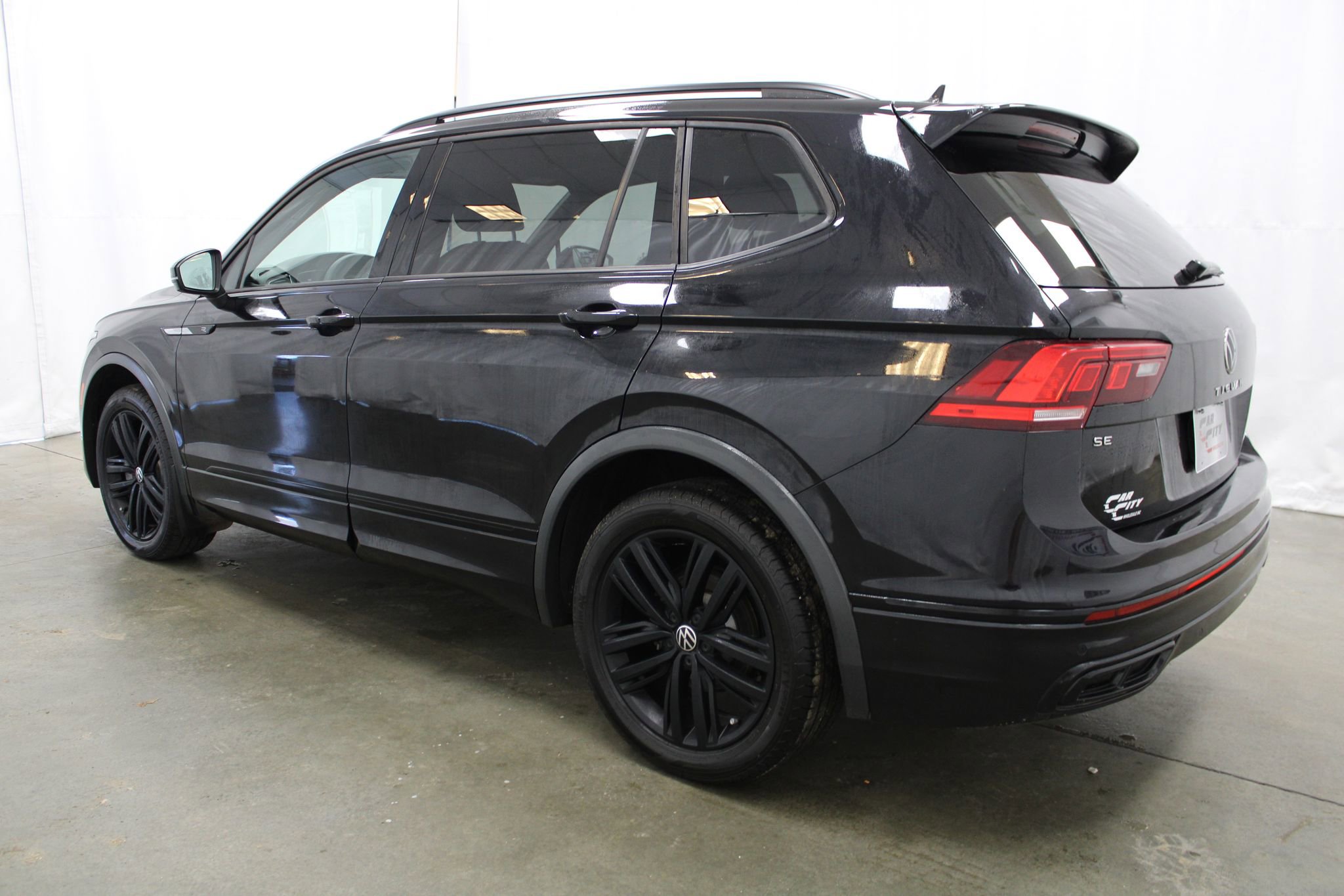 Used 2022 Volkswagen Tiguan SE R-Line image 7