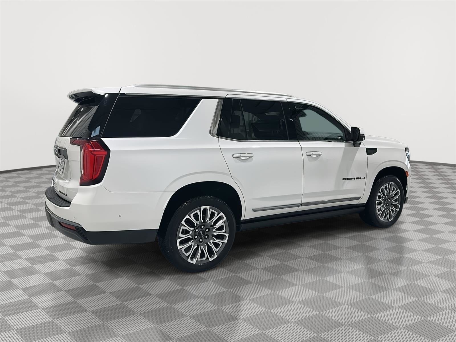 Used 2024 GMC Yukon Denali Ultimate AWD/4WD image 6