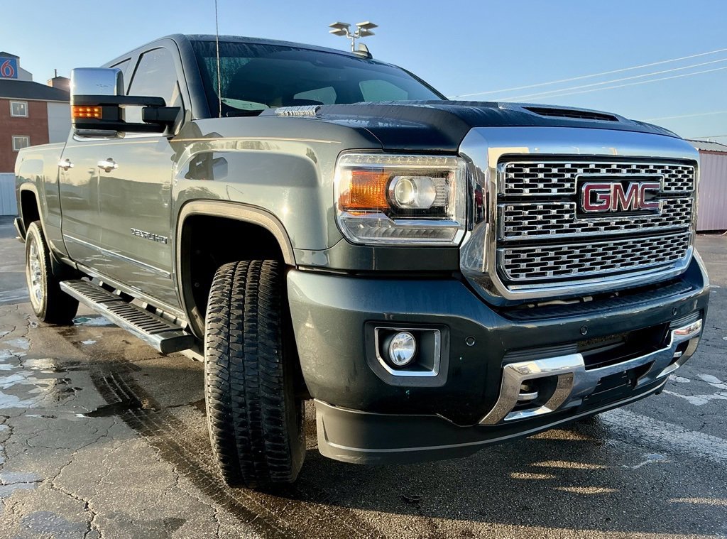Used 2018 GMC Sierra 2500 Denali w/ Duramax Plus Package image 2