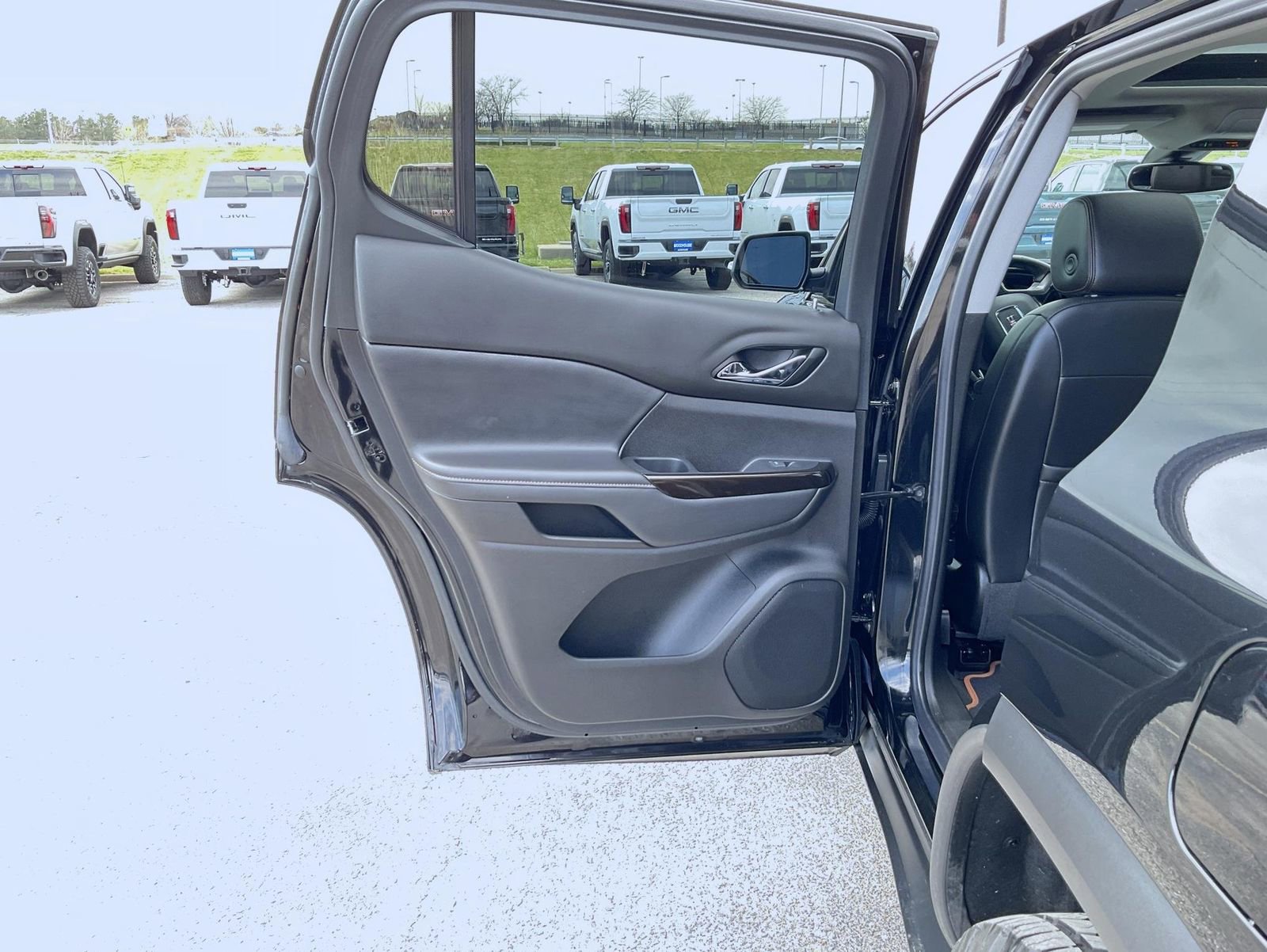 Used 2022 GMC Acadia AT4 w/ Technology Package image 21