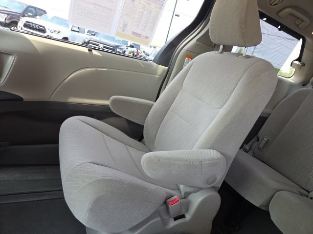Used 2019 Toyota Sienna LE w/ LE Preferred Package FWD image 25