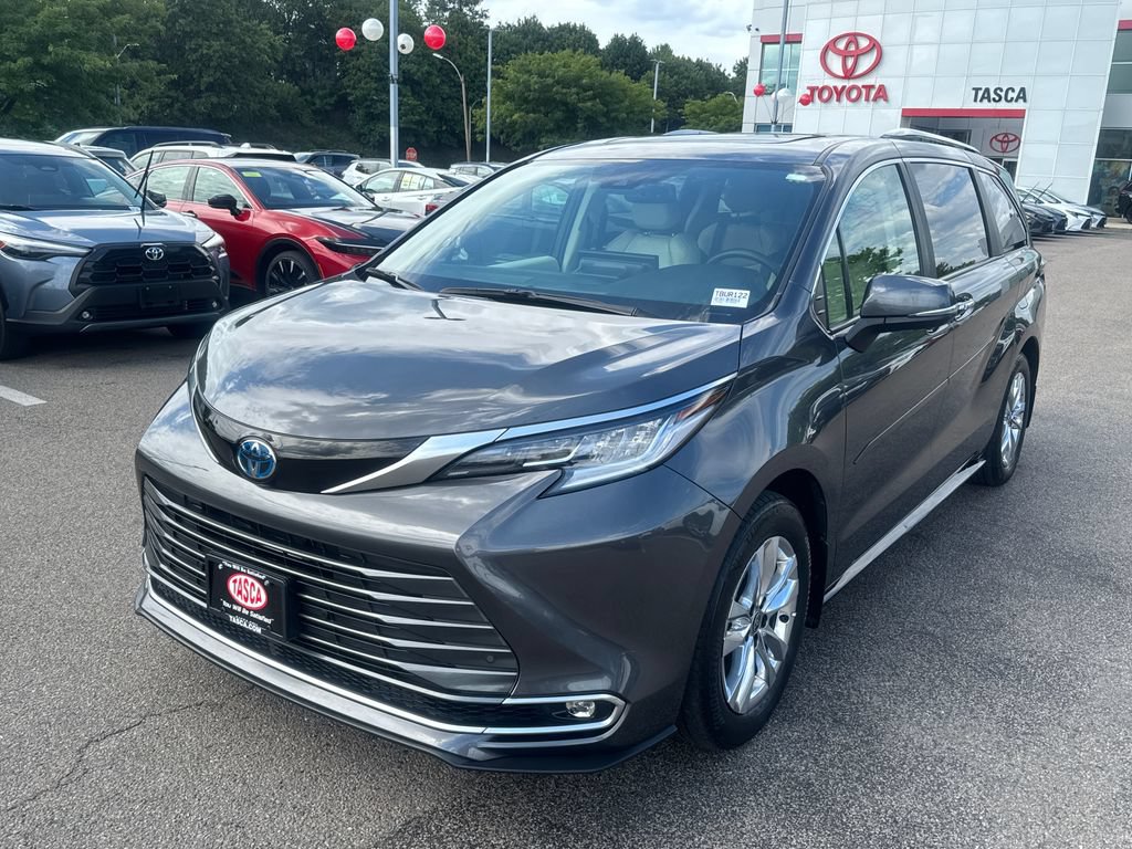 Used 2025 Toyota Sienna Limited AWD/4WD image 3