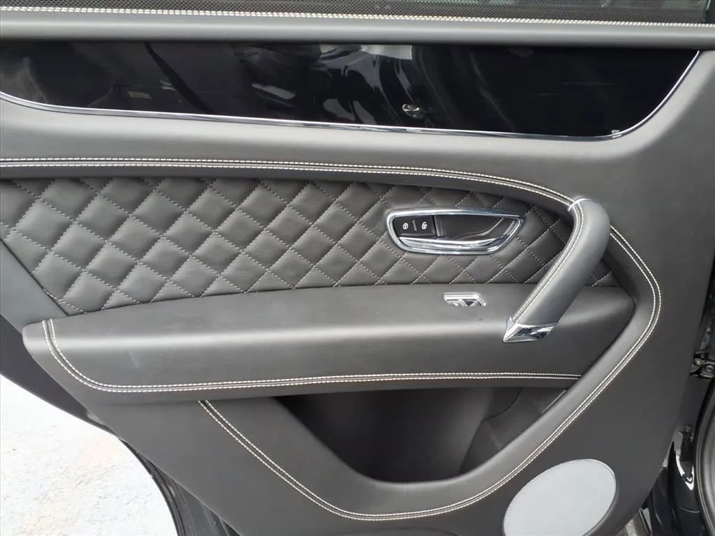 Used 2018 Bentley Bentayga AWD/4WD image 21