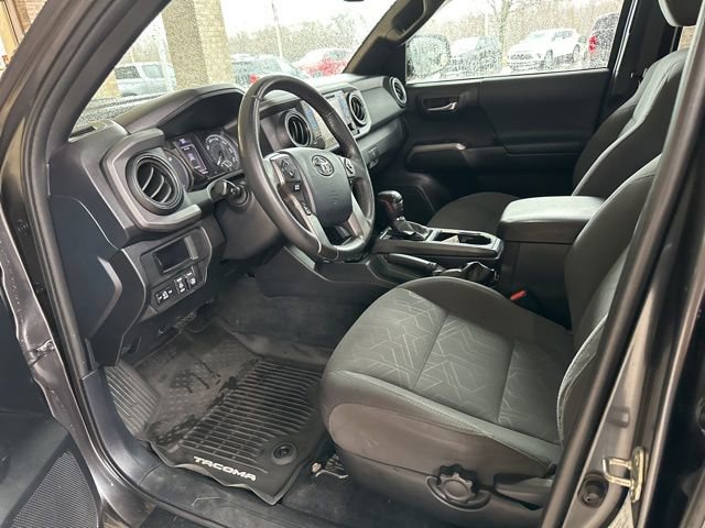 Used 2017 Toyota Tacoma TRD Sport w/ Tow Package (A/T) image 12