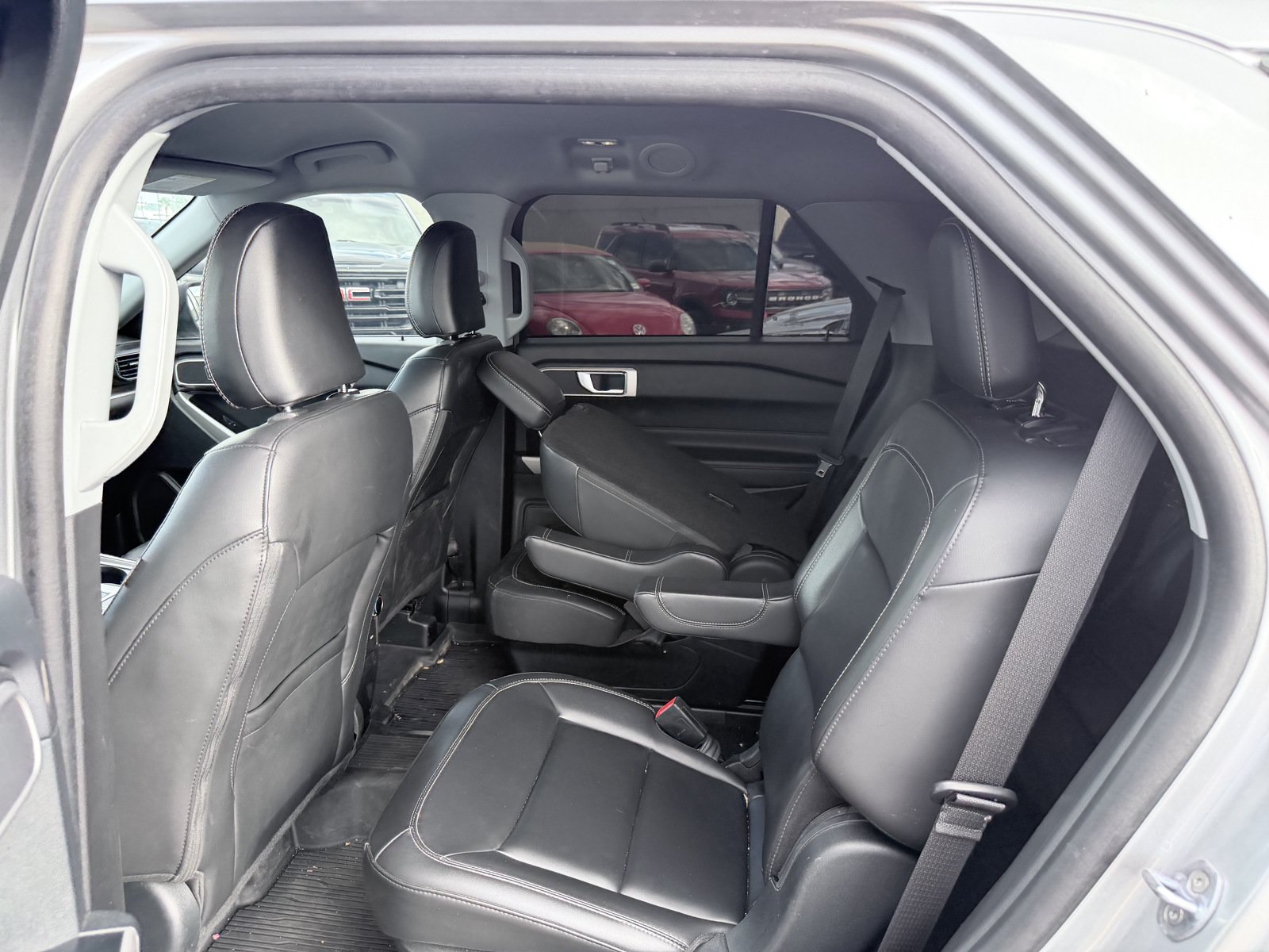 Used 2023 Ford Explorer XLT w/ Equipment Group 202A RWD image 3
