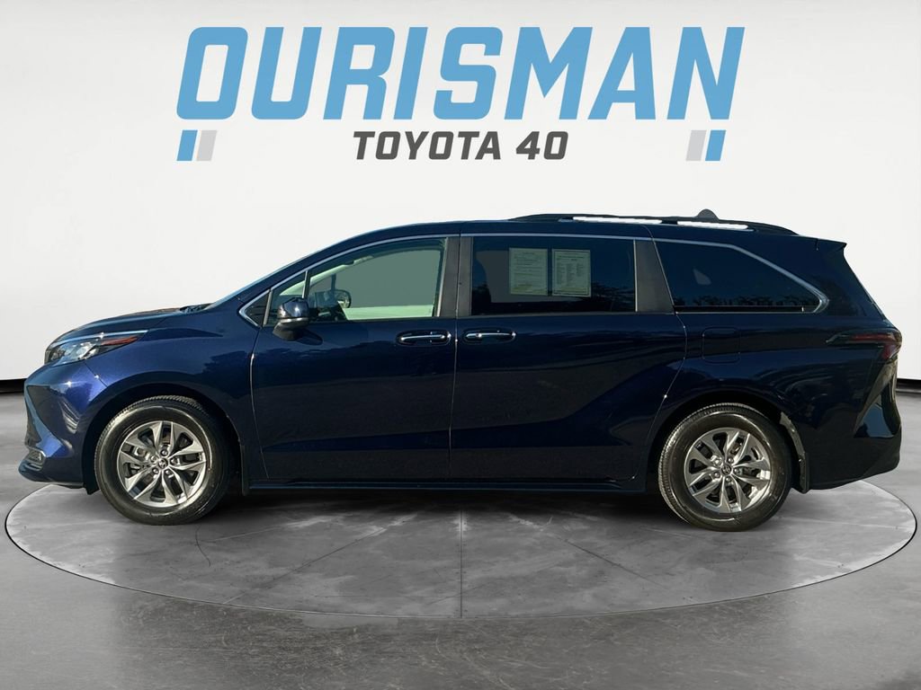 Used 2025 Toyota Sienna XLE image 3