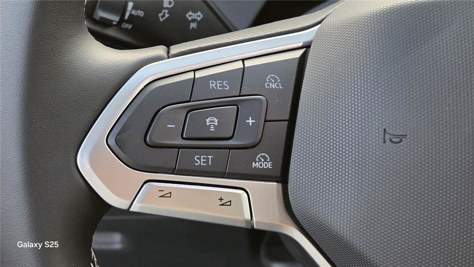 New 2026 Volkswagen Tiguan SE FWD image 18