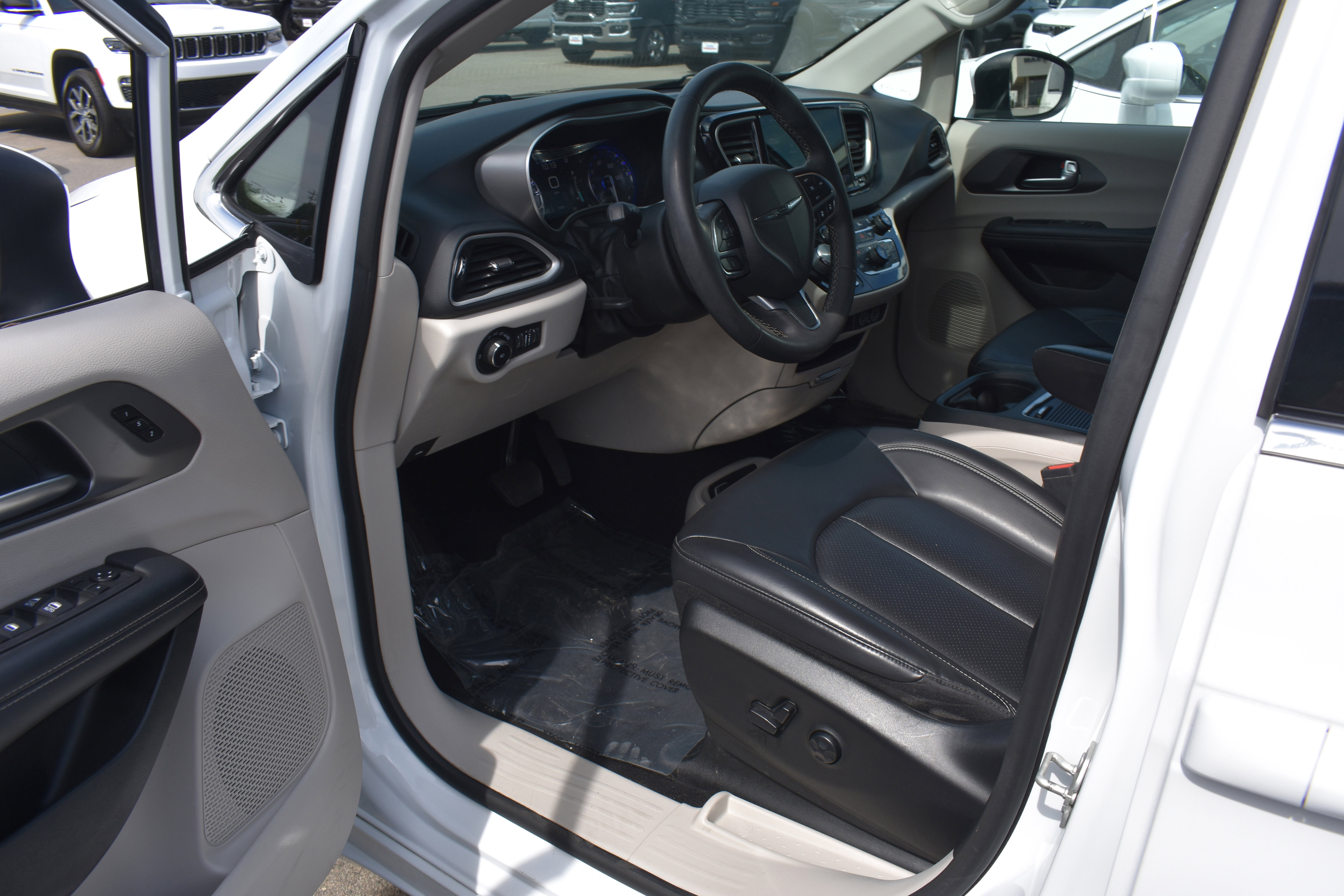 Used 2023 Chrysler Pacifica Touring-L image 25