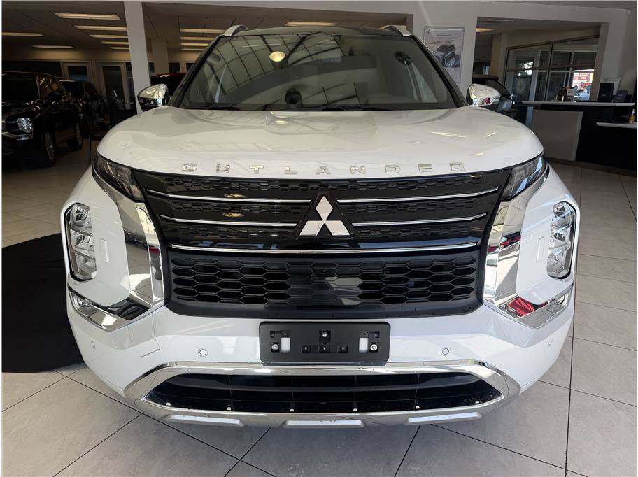 Used 2025 Mitsubishi Outlander 4WD Plug-In Hybrid image 2