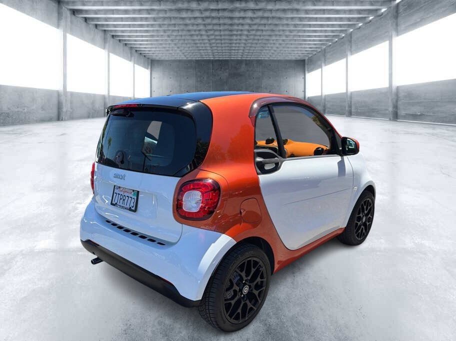 Used 2016 smart fortwo Proxy RWD image 3