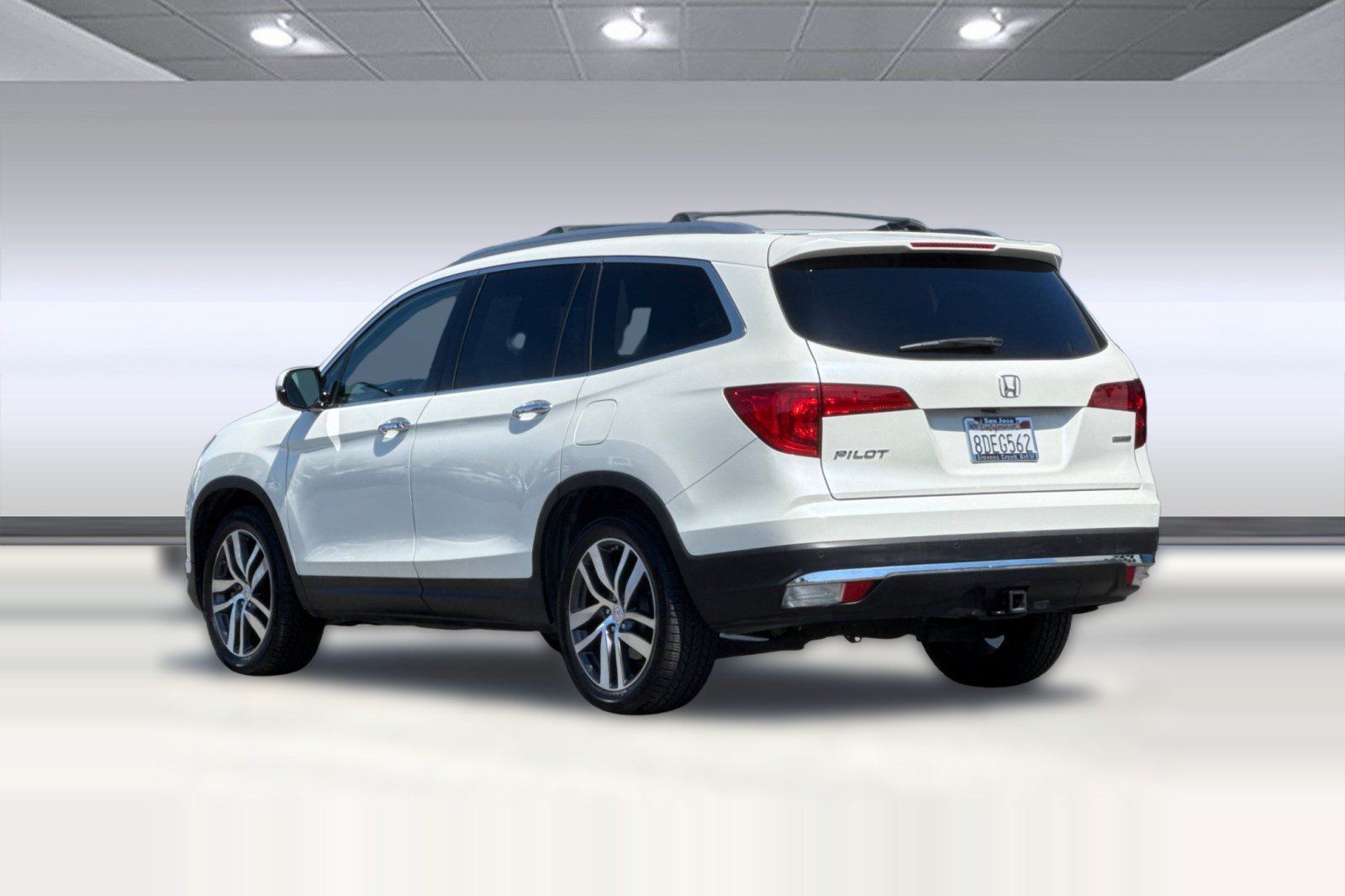 Used 2017 Honda Pilot Touring image 3