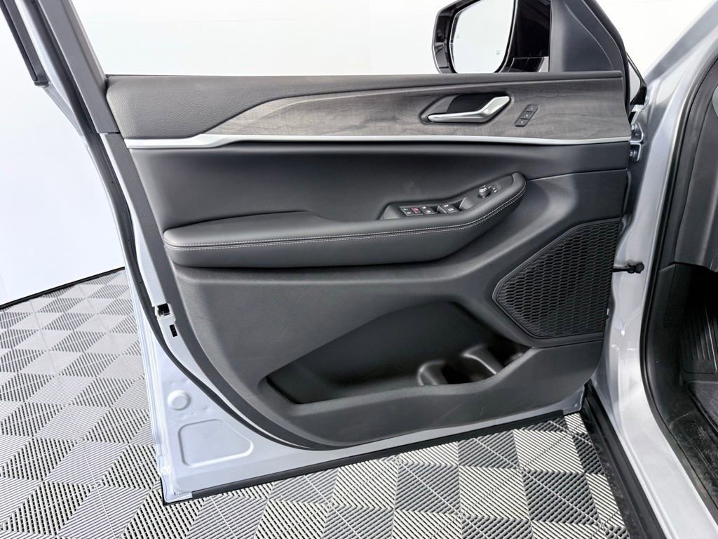 New 2025 Jeep Grand Cherokee L Limited w/ Black Appearance Package image 9