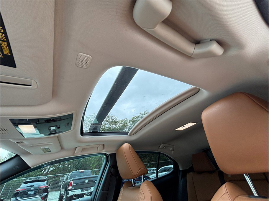 Used 2021 Lexus UX 250h w/ Premium Package image 36