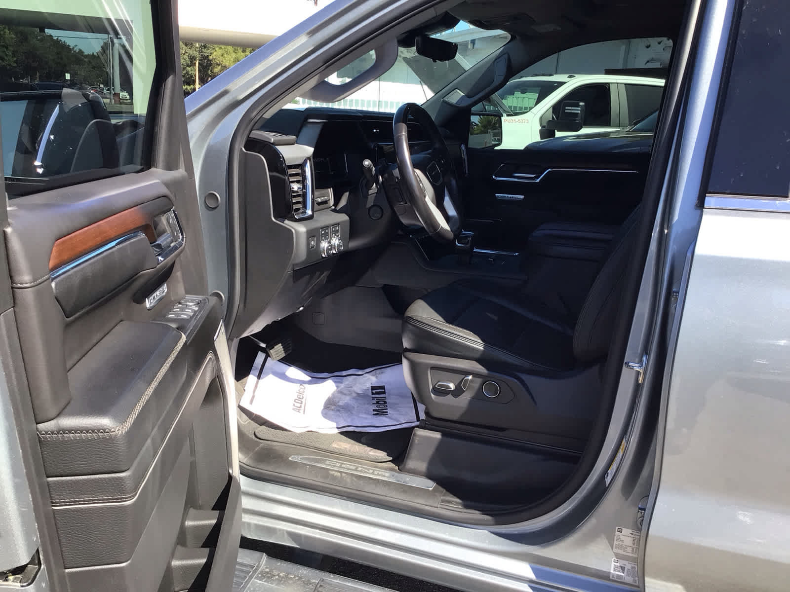 Used 2024 GMC Sierra 1500 Denali w/ Technology Package AWD/4WD image 5