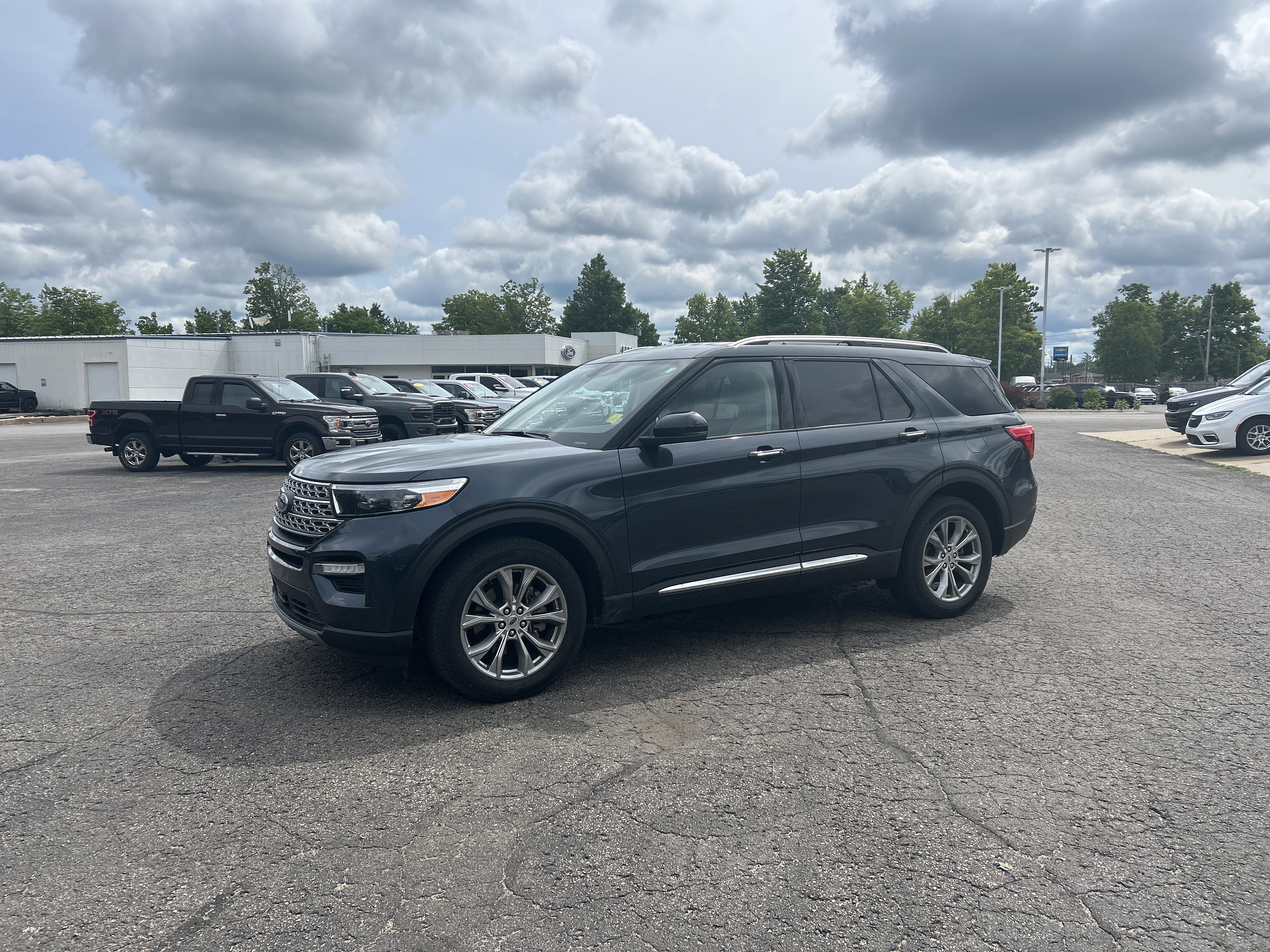 Used 2024 Ford Explorer Limited w/ Equipment Group 301A AWD/4WD image 7