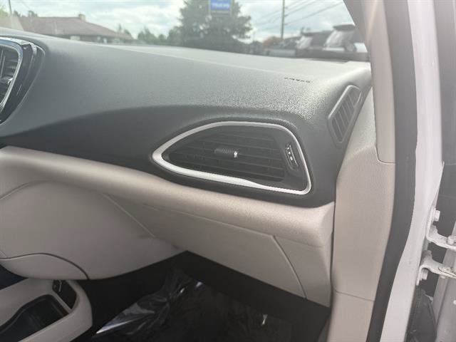 Used 2024 Chrysler Pacifica Touring-L FWD image 17
