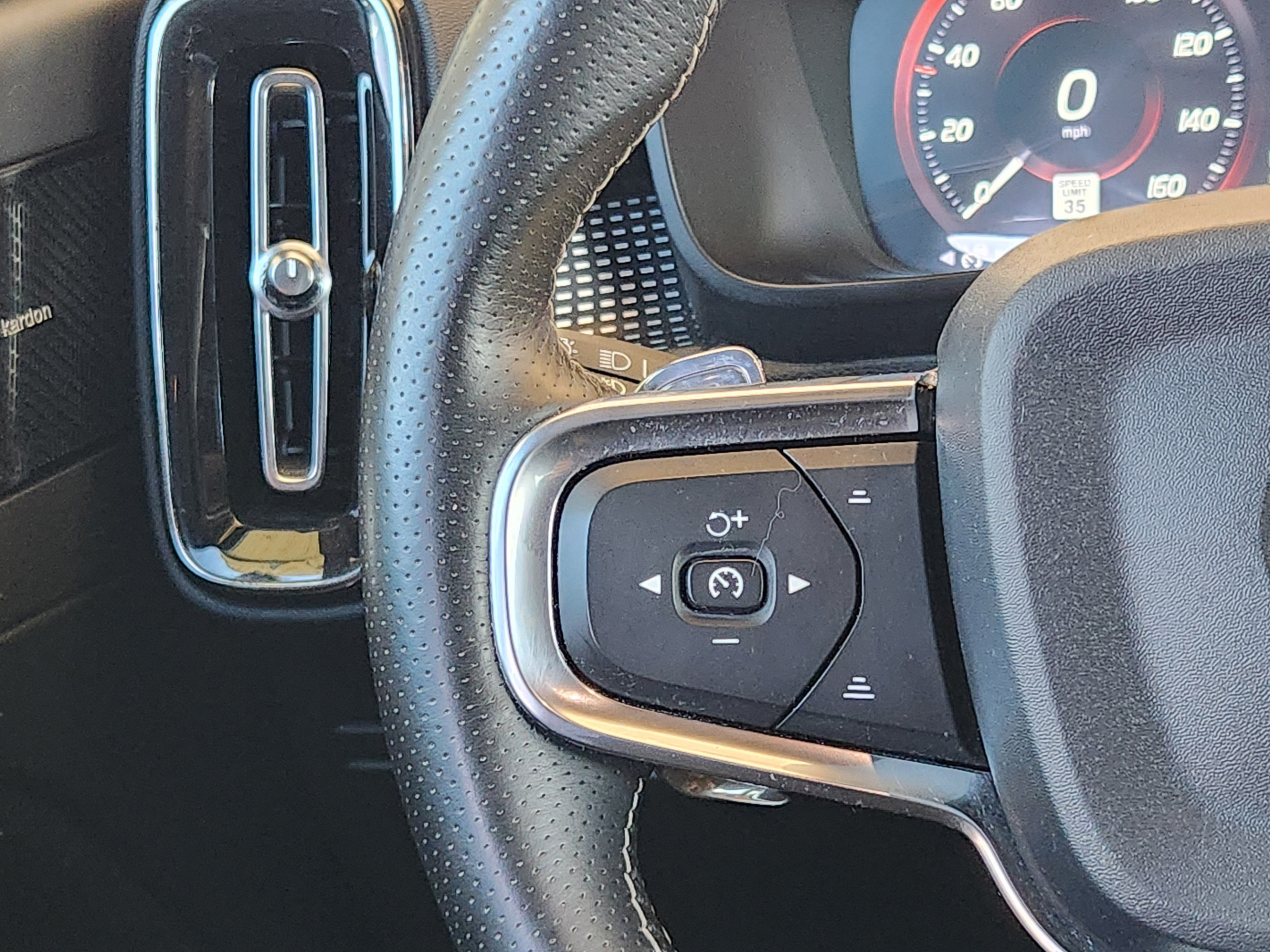 Used 2019 Volvo XC40 T5 R-Design AWD/4WD image 28