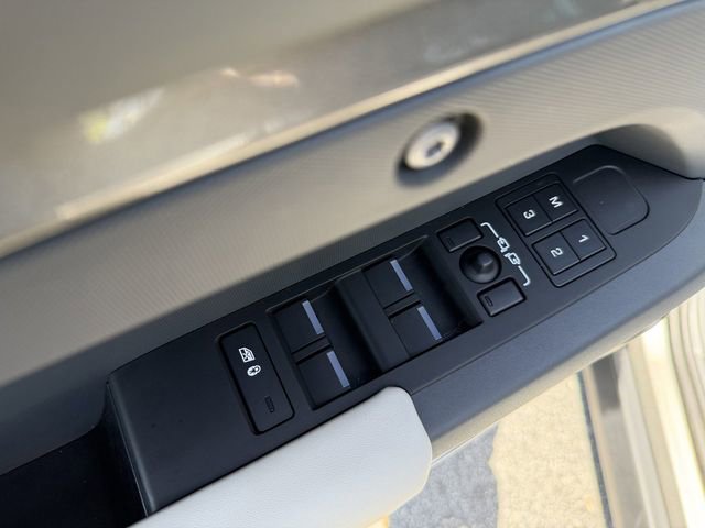 Used 2024 Land Rover Defender 110 X-Dynamic SE image 13