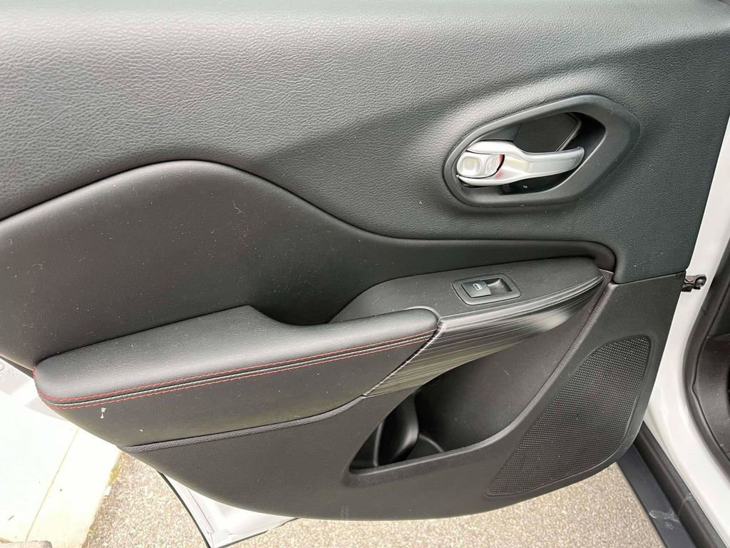 Used 2015 Jeep Cherokee Trailhawk w/ Comfort/Convenience Group image 8