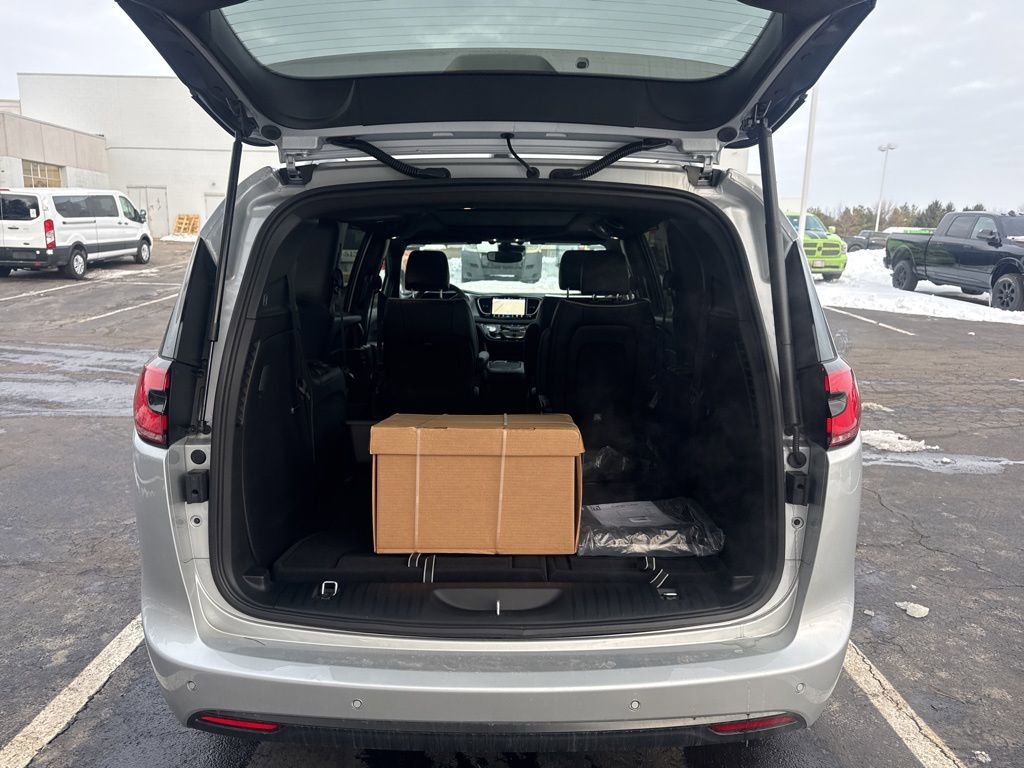 New 2026 Chrysler Pacifica Limited w/ S Appearance Package image 36