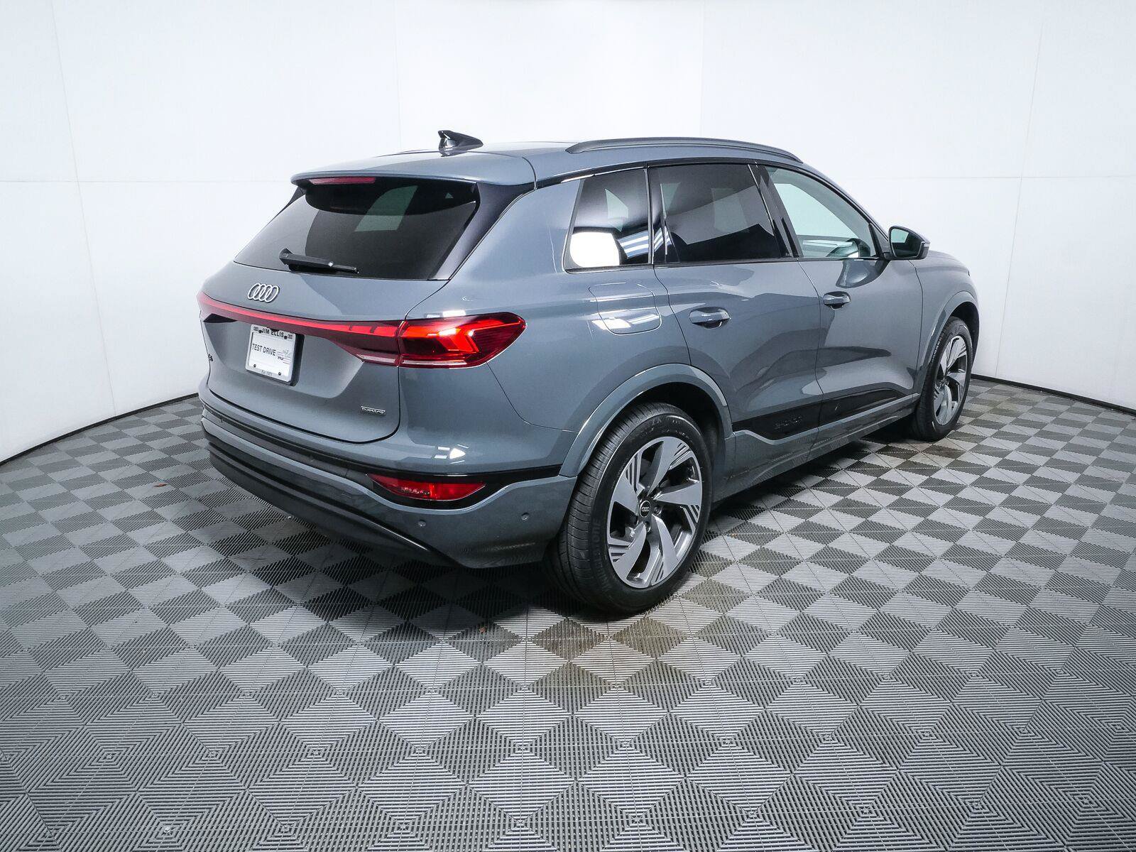 Used 2025 Audi Q6 e-tron Premium Plus w/ Premium Plus AWD/4WD image 3