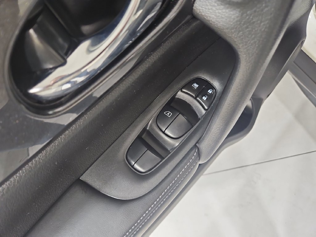 Used 2017 Nissan Rogue SV AWD/4WD image 12
