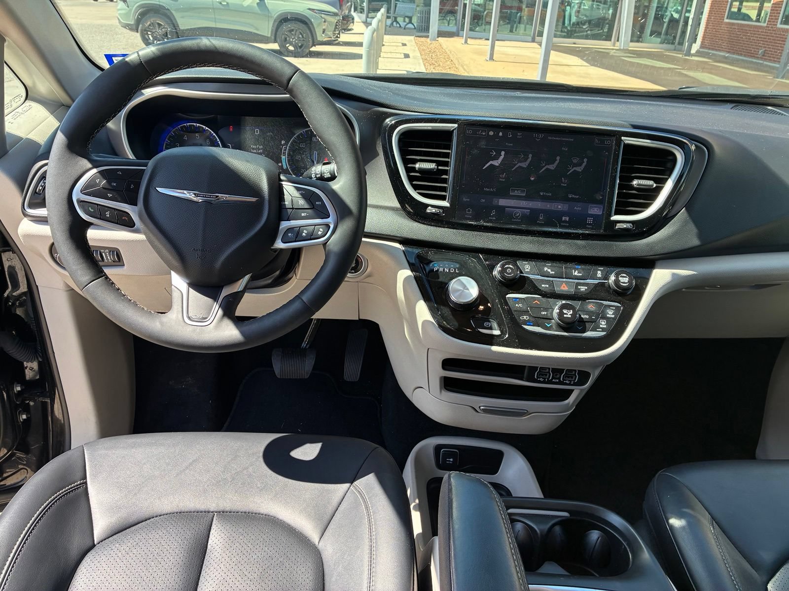 Used 2024 Chrysler Pacifica Touring-L FWD image 4