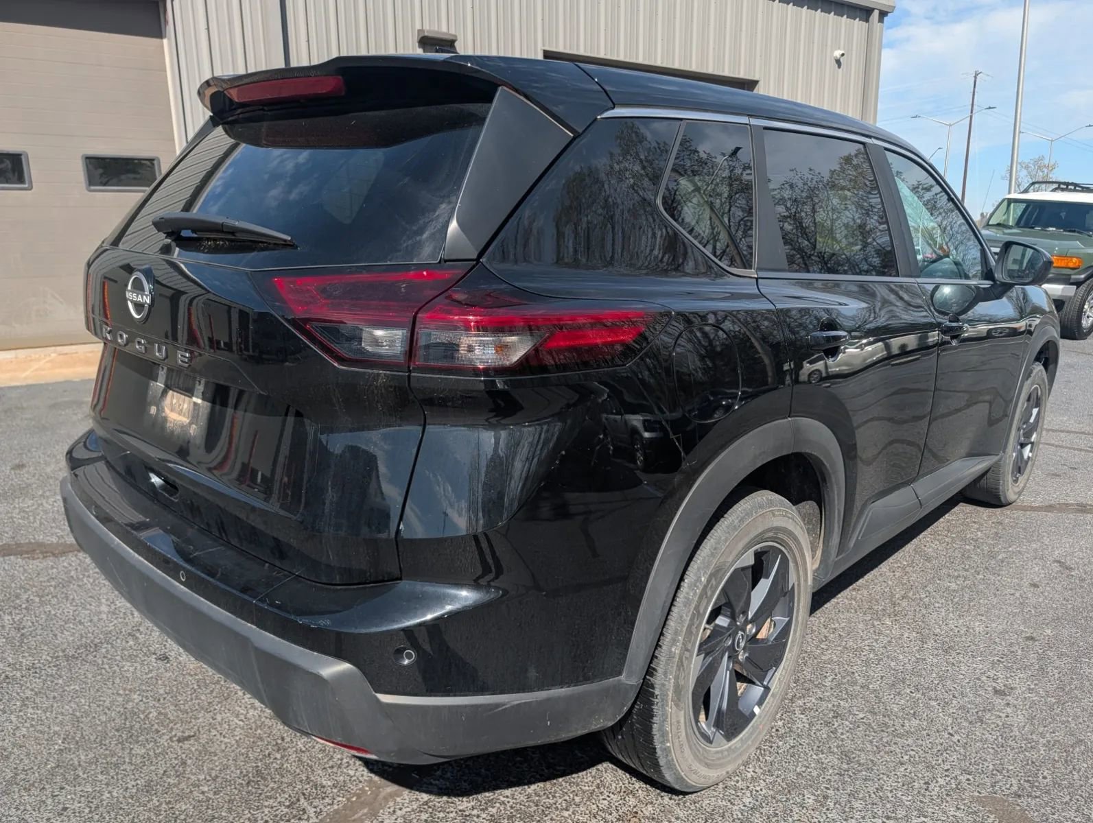 Used 2025 Nissan Rogue SV image 4