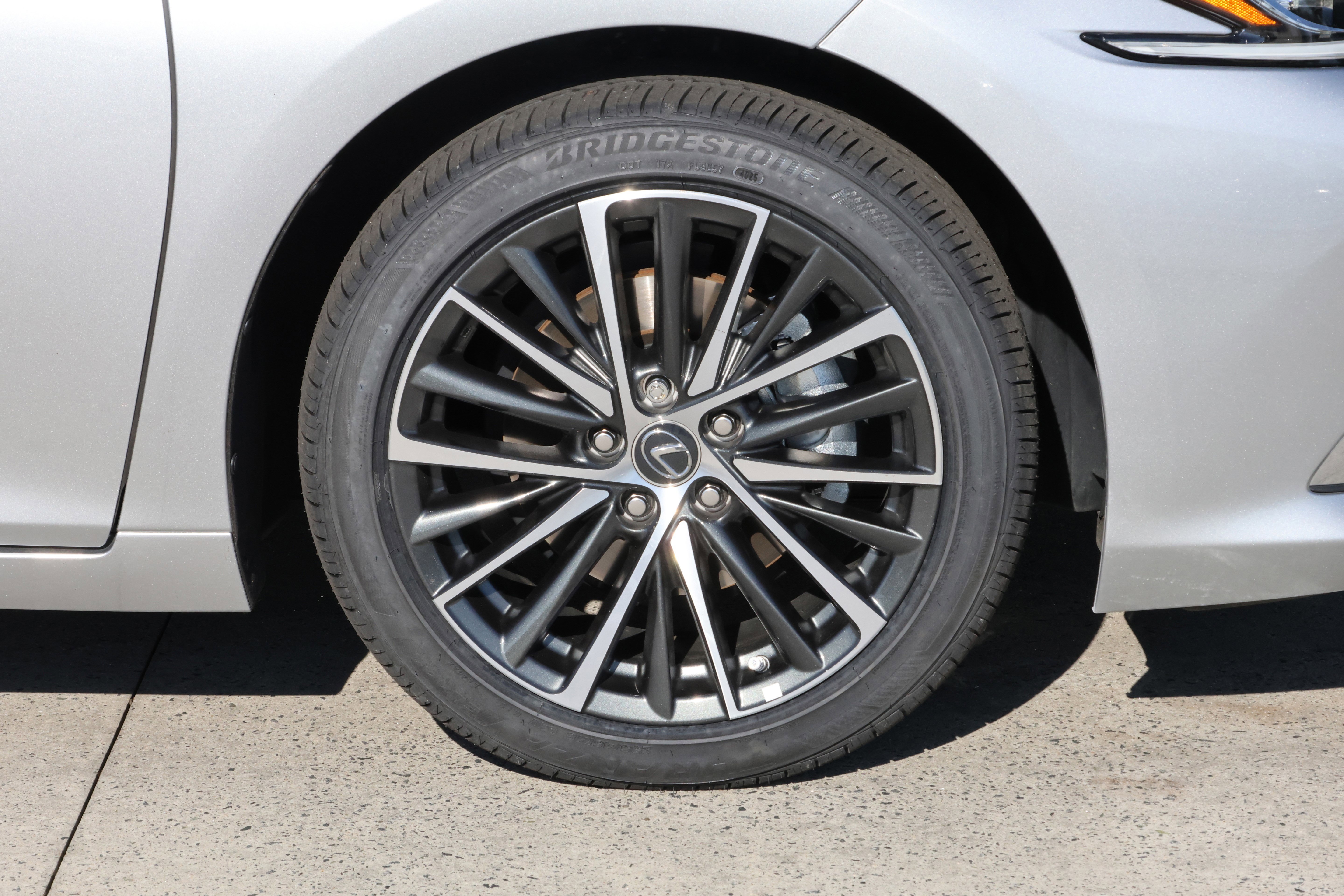 Used 2025 Lexus ES 300h w/ Premium Package image 11