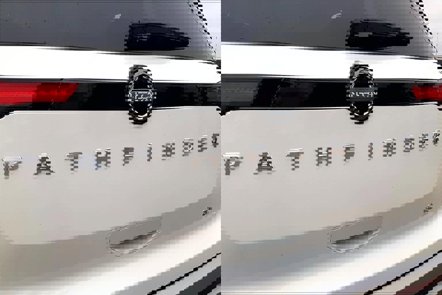 Used 2024 Nissan Pathfinder SL FWD image 33