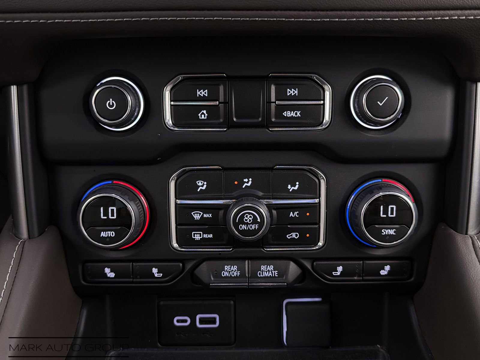 Used 2024 Chevrolet Suburban LT w/ Luxury Package RWD image 24