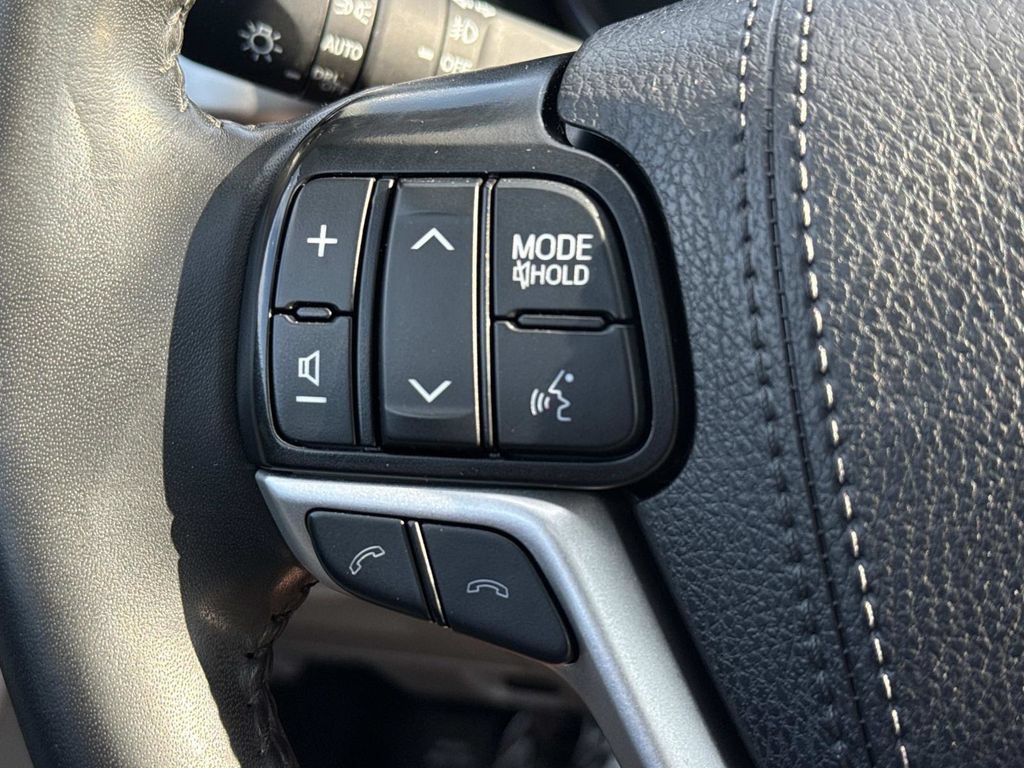 Used 2019 Toyota Highlander XLE AWD/4WD image 22