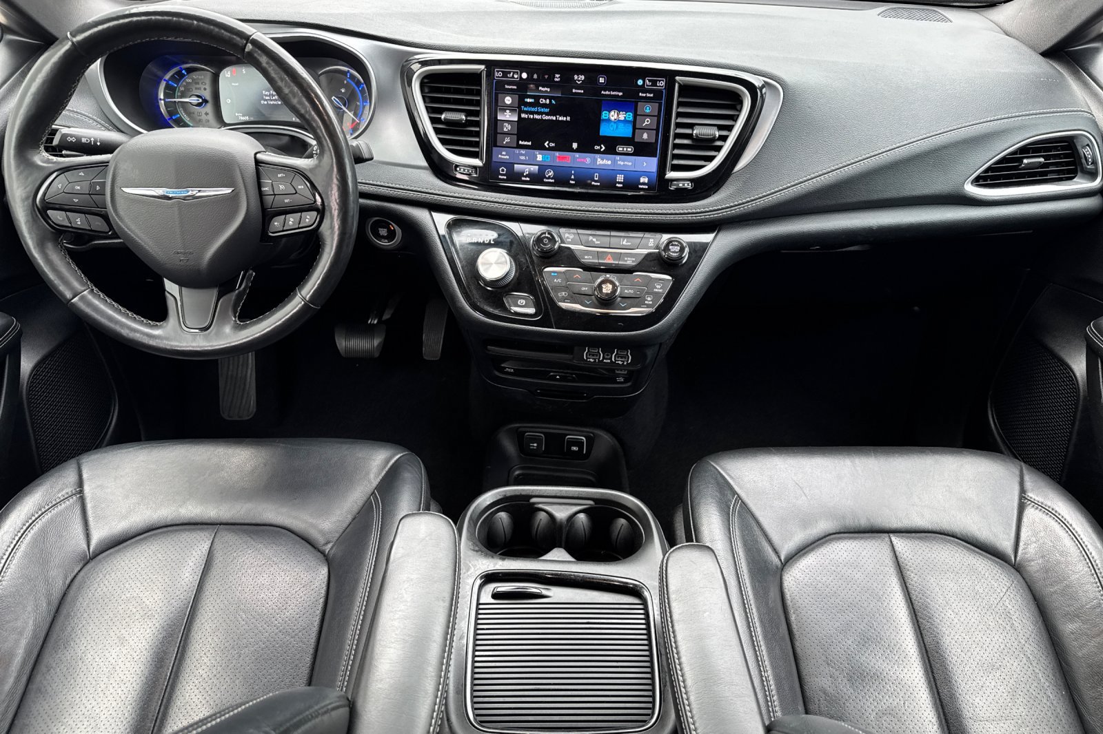 Used 2021 Chrysler Pacifica Touring-L w/ Uconnect Theater Family Group FWD image 13