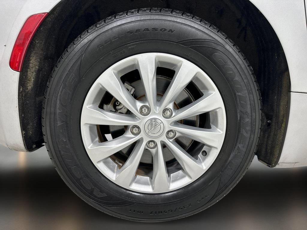 Used 2018 Chrysler Pacifica Touring-L FWD image 10