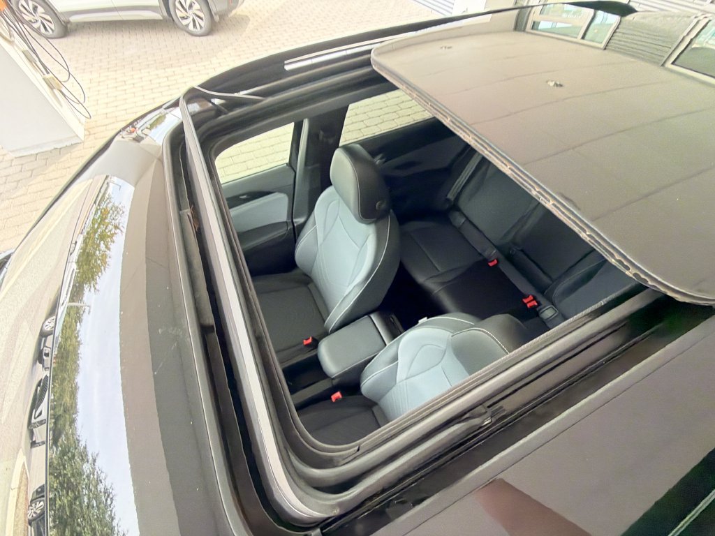 Certified 2025 Volkswagen Tiguan SE R-Line FWD image 36