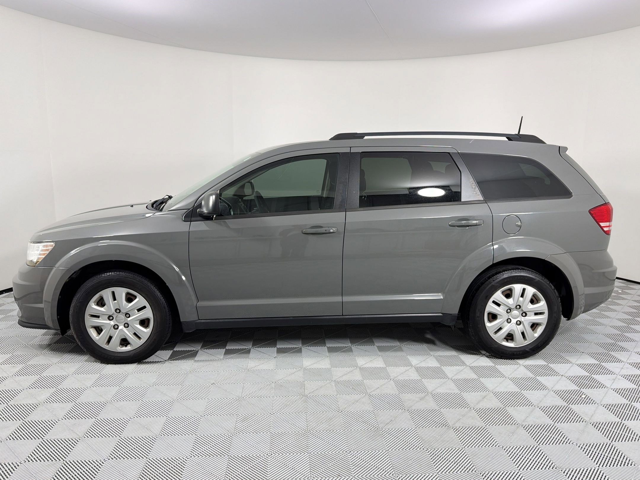 Used 2019 Dodge Journey SE FWD image 2