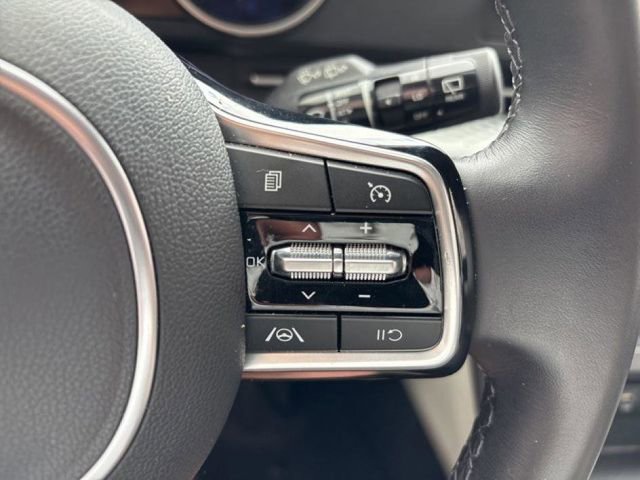 Used 2023 Kia Carnival LX image 20